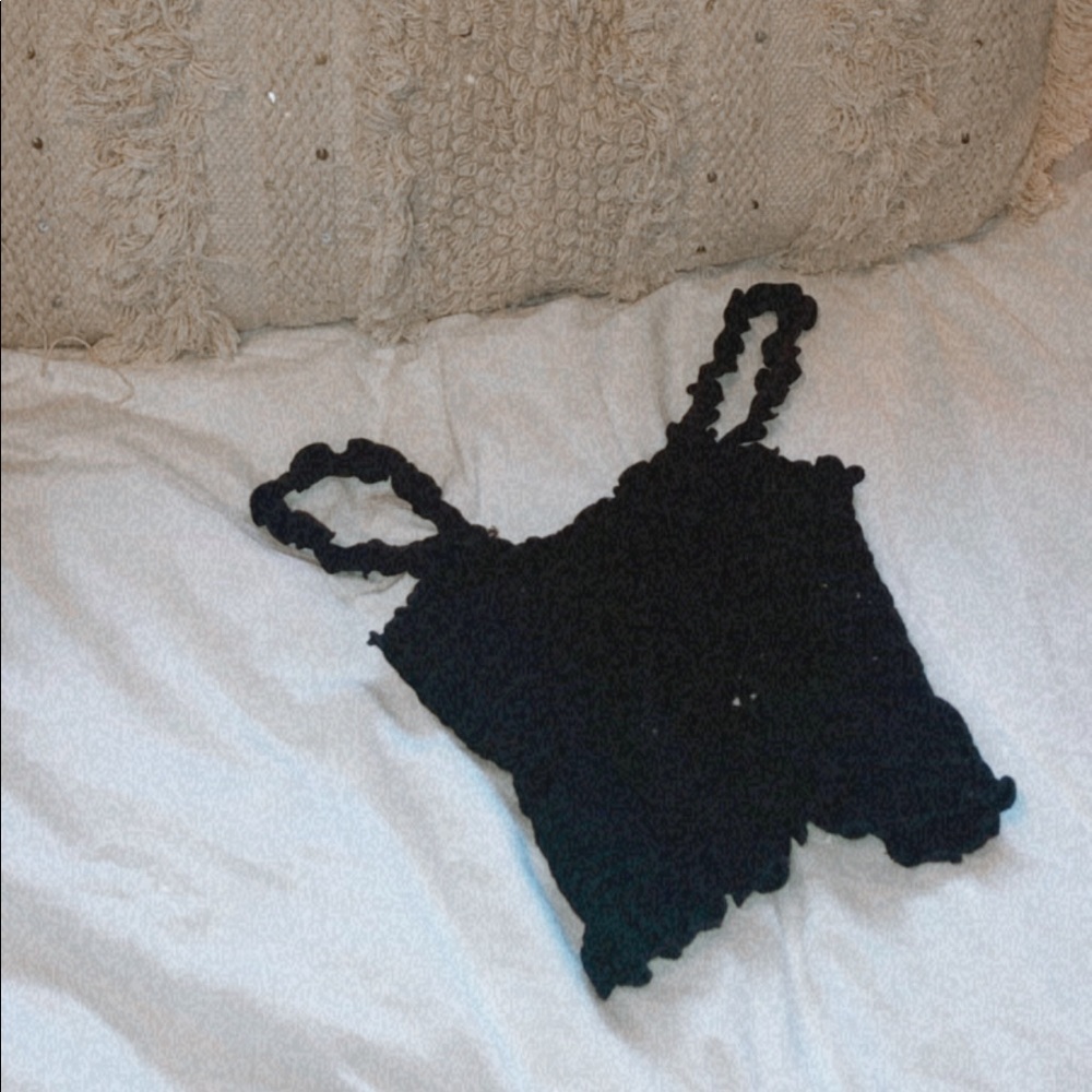 black trendy scrunch crop top